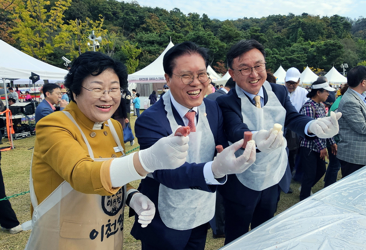 600m 무지개 가래떡 행사에서 김경희 이천시장